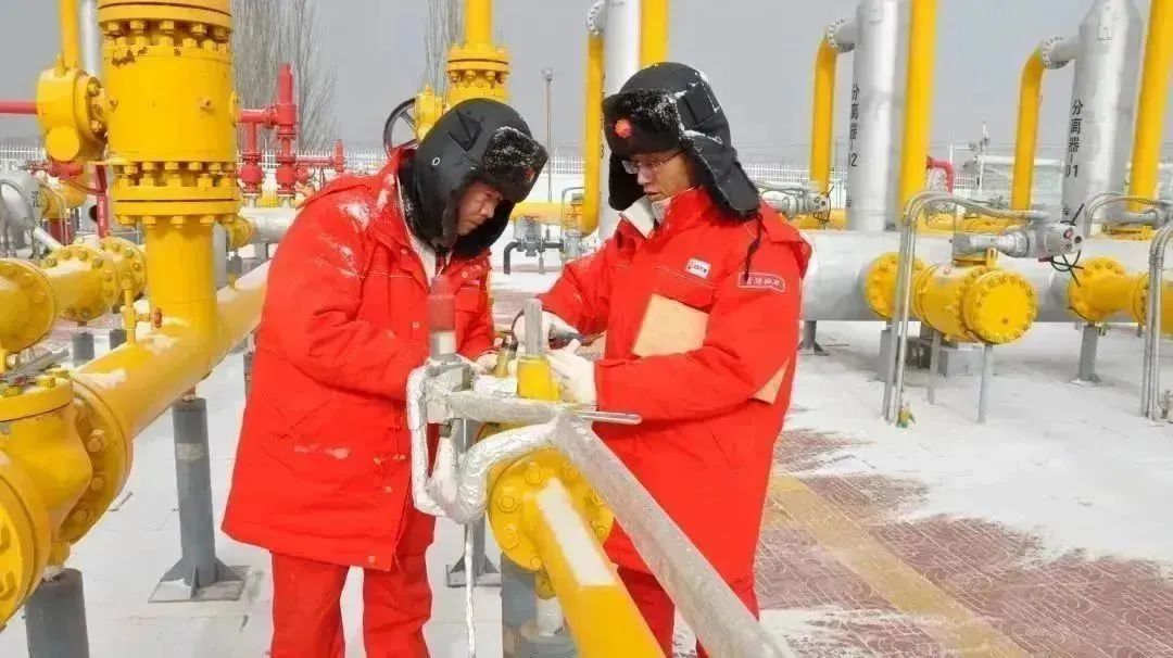 近日，青海油田干部員工全力以赴克服冬季嚴寒天氣影響，加強產(chǎn)量動態(tài)監(jiān)控，做好防凍保溫工作。1月份，青海油田油氣產(chǎn)量分別完成年度計劃的8.49%、9.53%，實現(xiàn)了油氣開發(fā)平穩(wěn)起步。星靜 攝
