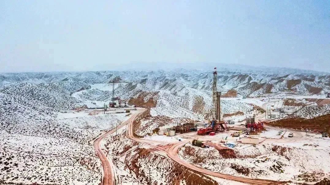 近日，玉門油田高效組織原油生產(chǎn)開發(fā)工作，狠抓冬季安全生產(chǎn)管理，緊盯天氣變化，加強油水井的日常動態(tài)管理。1月份，玉門油田累計產(chǎn)油6.36萬噸，累計產(chǎn)氣760.87萬立方米。扎實推進新能源項目，200兆瓦光伏發(fā)電項目運行平穩(wěn)。朱俊霖 攝