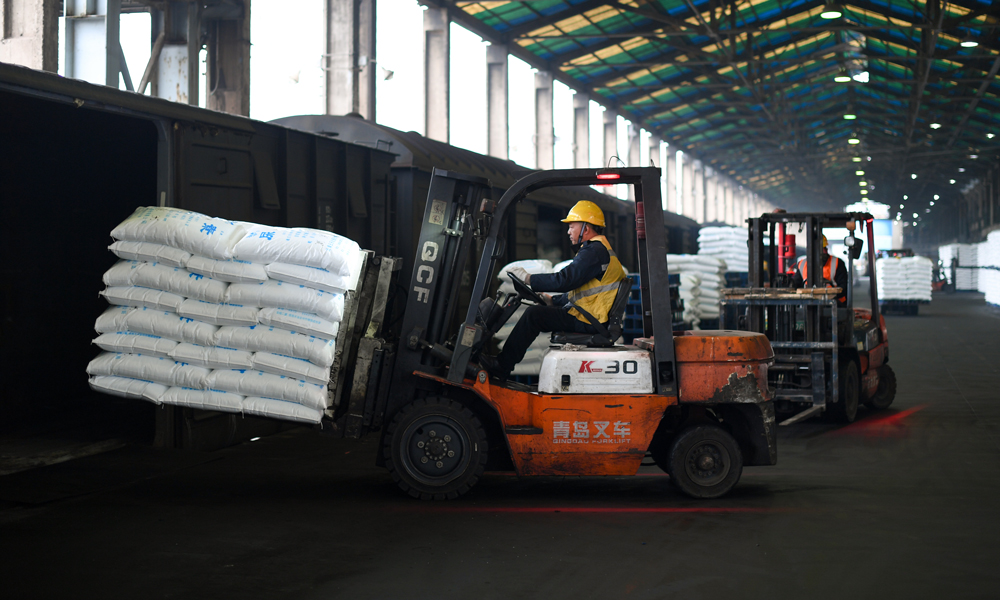 眼下正值春耕備耕時節(jié)，作為春耕期間投放化肥產(chǎn)品位居中國前列的國內(nèi)大型涉農(nóng)企業(yè)，云天化集團(tuán)充分發(fā)揮大型氮磷肥裝置規(guī)模優(yōu)勢、技術(shù)優(yōu)勢和安全環(huán)保優(yōu)勢，以周期性、計(jì)劃性、預(yù)防性管控為措施，持續(xù)提升裝置“長周期”運(yùn)行能力，有效發(fā)揮裝置產(chǎn)能，全力以赴保障春耕化肥供應(yīng)工作。