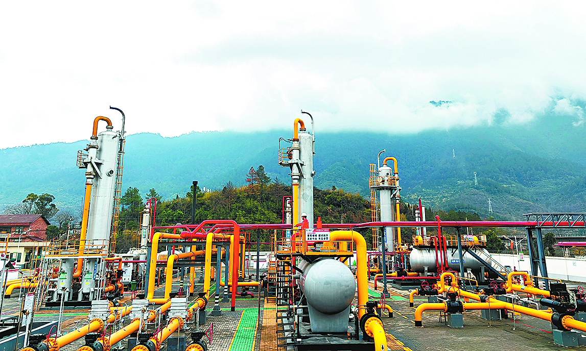 位于重慶南川的中國石化華東石油局南川頁巖氣田積極采用控液提砂、高強度加砂等工藝，持續加快施工節奏、將產能轉化為產量，今年以來累計生產頁巖氣1.9億立方米。圖為近日，氣田員工在東勝脫水站巡檢。