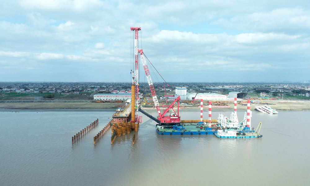 2月13日，中國中鐵勘察設計并建設的滬渝蓉高速鐵路崇啟公鐵長江大橋正式進入主體施工階段，建成后將成為世界最大跨度公鐵兩用無砟軌道斜拉橋。