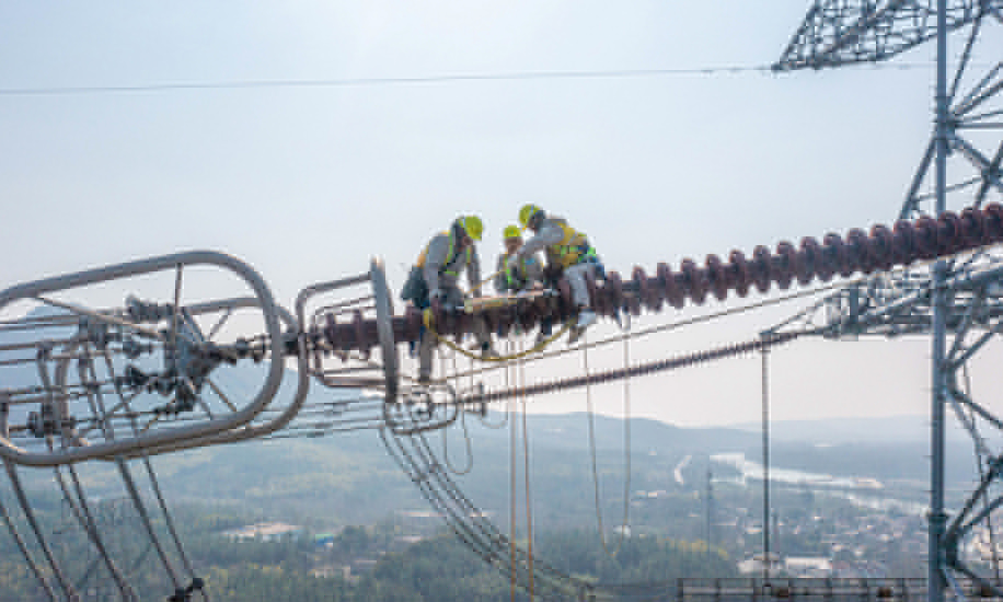 近日，在安徽省宣城市孫埠鎮張橋村，國家電網公司員工在1000千伏湖安Ⅱ線路104號角鋼塔上，對缺陷絕緣子進行更換，并開展走線消缺作業，確保線路安全穩定運行。此次1000千伏湖安Ⅱ線檢修工作自2月13日開始，2月28日結束。