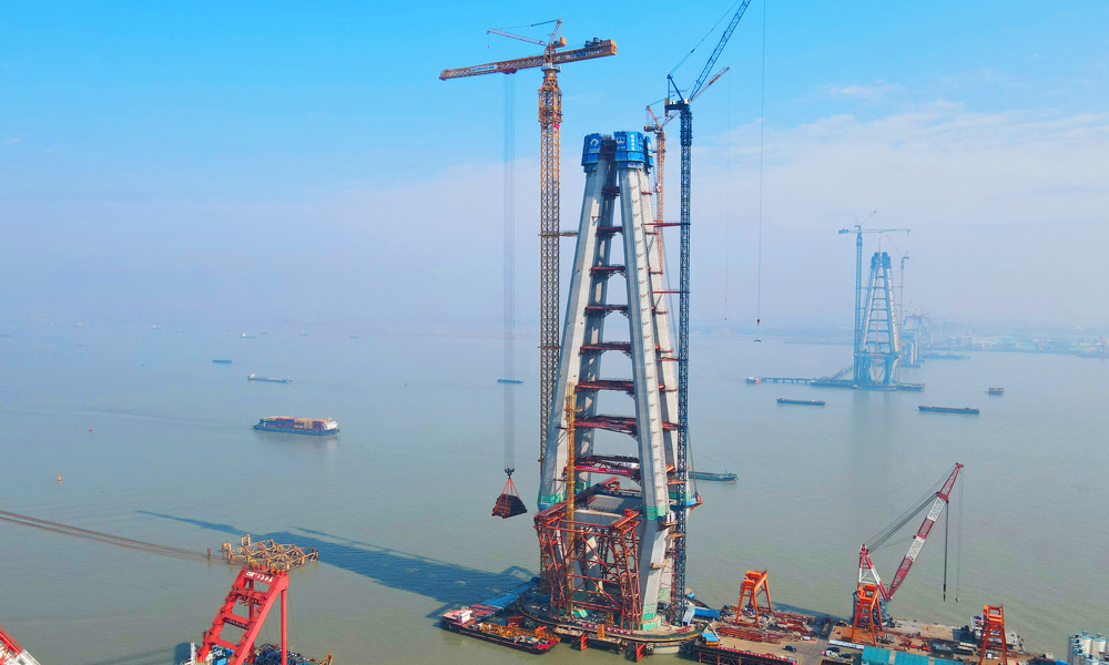 2月28日上午，附著在常泰長江大橋6號主塔西側的XGT15000-600S塔機順利通過江蘇省特檢院常州分院組織的動載試驗，標志著全球最大水平臂上回轉自升式塔式起重機投入到世界最大跨度公鐵兩用斜拉橋——常泰長江大橋建設中。