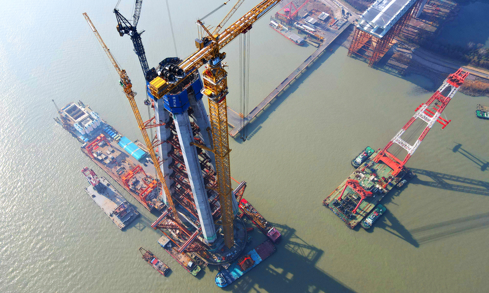 該塔機由中國中鐵旗下中鐵大橋局聯合機械制造單位為常泰長江大橋量身定制，將服務于大橋6號主塔上塔柱施工，解決工程吊裝構件重、施工高度高、作業跨度大等施工難點。目前，塔機已升高到250米，其后會隨著設計總高352米的主塔施工逐漸升高，至主塔封頂時，塔機將升至379米，這也將刷新橋梁領域塔機施工高度紀錄。