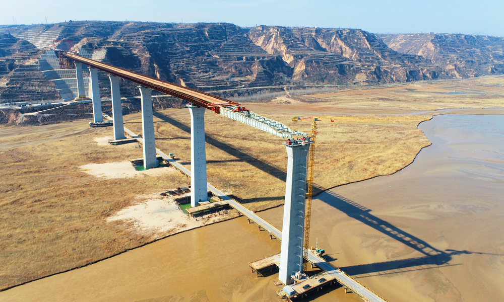 近日，由中國鐵建旗下鐵建投資投資、中國鐵建大橋局施工的臨猗黃河大橋再傳捷報。該橋山西、陜西雙側頂推成功突破1600米大關，為全年頂推施工任務完成及鋼箱梁合龍奠定了堅實基礎。圖為大橋頂推施工現場航拍。