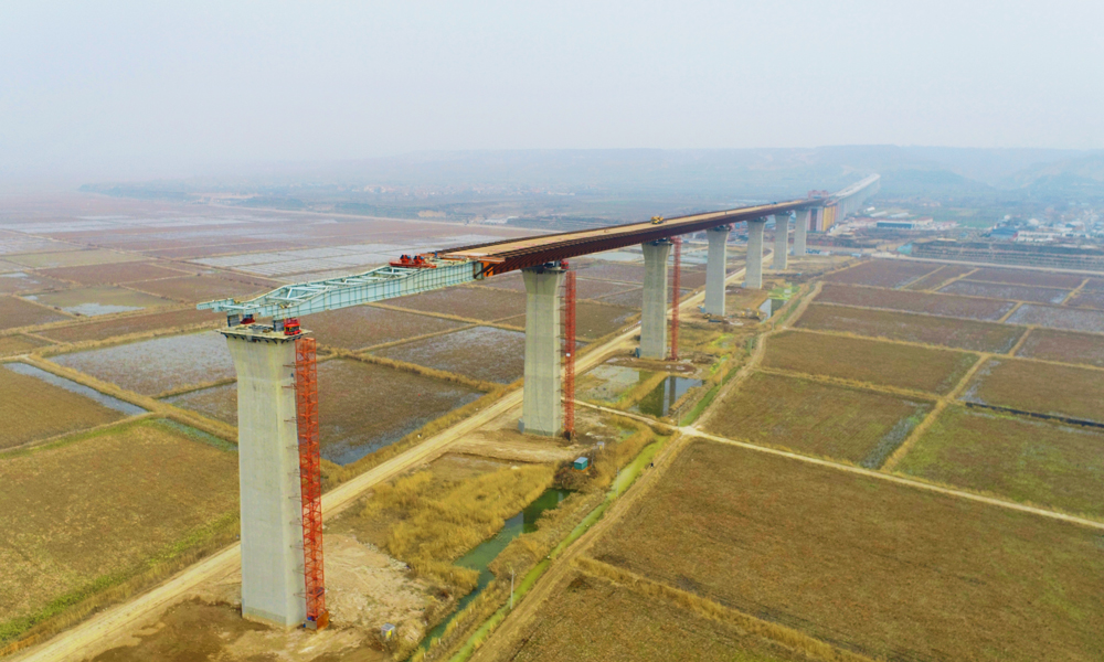 該橋創下連續頂推長度（連續頂推總長度為3816米）、最大頂推長度（單聯最大頂推長度為1912米）、頂推施工時同步控制千斤頂數量（單聯最多控制66臺千斤頂）、單橋耐候鋼使用量（全橋共使用耐候鋼5.7萬噸）4項世界第一的紀錄。截至目前，該橋山西側頂推完成890.3米，陜西側頂推完成770米。圖為大橋山西側施工作業現場。