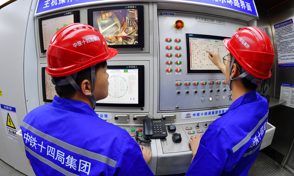 湘雅路過江通道工程總投資53.278億元，隧道全長4180米，其中過江段1429米。采用一臺開挖直徑15.01米的泥水平衡盾構機掘進，設計為雙管雙向六車道，行車時速50公里。據介紹，量身打造的“星盛號”盾構機是目前國內最先進的智能掘進設備之一。項目團隊攻克了施工地質條件復雜、大坡度小曲線始發等施工難題，8次組織專業潛水員進倉換刀，累計進倉1300余倉，更換刀具800余把，創造了盾構施工巖層掘進月均180米、最高月進尺280米的施工記錄，為同類型水下巖層大直徑盾構隧道施工積累了寶貴經驗。圖為建設者正在操作盾構機。