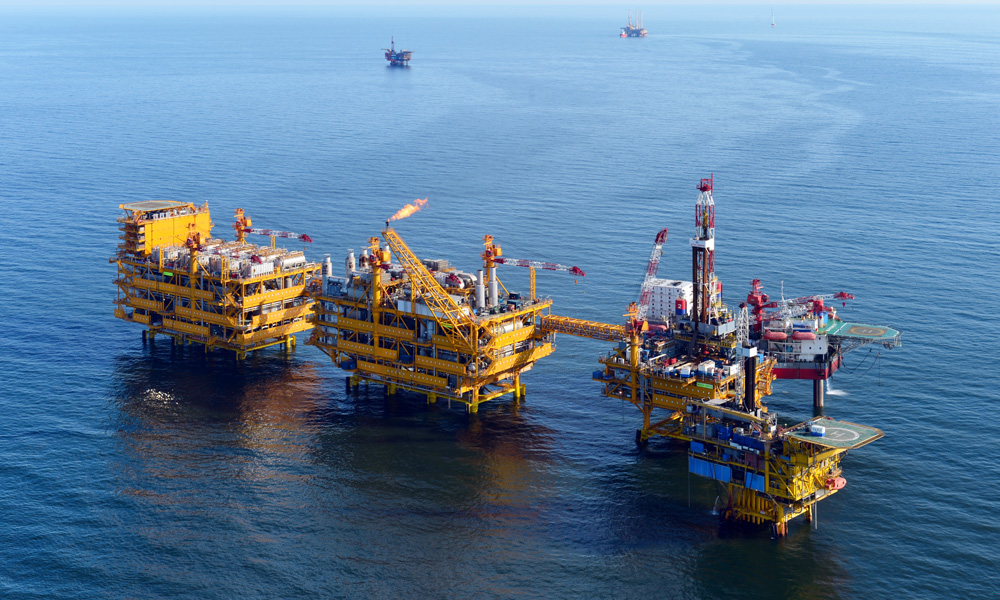 目前，綏中36-1油田共有70口油井運轉天數超過2000天，其中有32口油井運轉超過3000天。并且該油田已培育出7口累產超百萬立方米的油井，并連續12年實現年產油氣當量超350萬立方米。