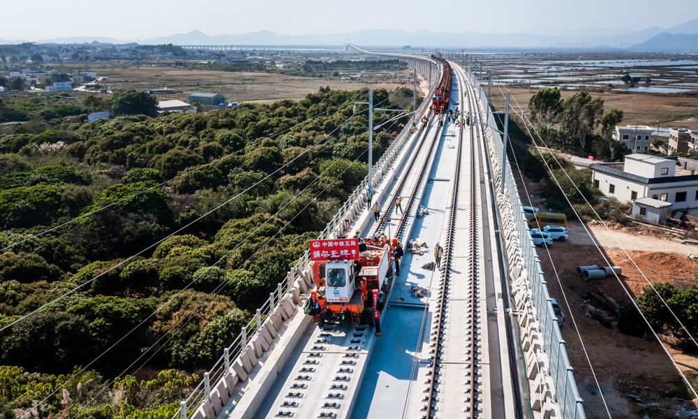近日，中鐵五局承擔的廣（州）汕（尾）高鐵全線正線軌道鋪設任務圓滿完成，為全線按期聯調聯試奠定了堅實基礎。