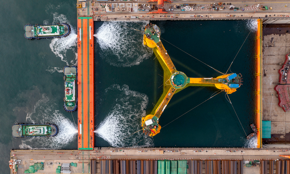 “海油觀瀾號”裝機容量7.25兆瓦，由浮式基礎(chǔ)和風(fēng)機組成，整體高度超200米，吃水總重達11000噸。底部是一個三角形浮式基礎(chǔ)，由30個鋼結(jié)構(gòu)模塊組裝而成，包括3個邊立柱和1個中間立柱，整體邊長近90米、高約35米、重量達4000噸。浮式基礎(chǔ)上方是高約83米，相當(dāng)于30層樓高的圓筒形狀柱子，柱子上方裝有重達260噸的機艙，可以指揮風(fēng)機進行轉(zhuǎn)動和變槳操作，被譽為風(fēng)機的“大腦”。機艙前部是直徑達158米的葉輪，也就是人們熟知的“大風(fēng)車”，轉(zhuǎn)動一圈的掃風(fēng)面積近20000平方米，約等于2.7個標(biāo)準(zhǔn)足球場的大小，帶動3只大葉片使機艙中的發(fā)電機轉(zhuǎn)動，生成源源不斷的綠色電力。