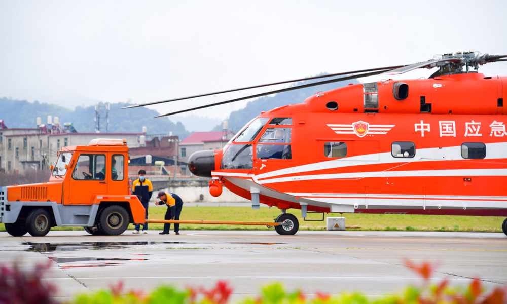 近日，航空工業昌飛試飛站春日突擊正忙，工作人員正拖曳直8到機坪。湯向偉 攝