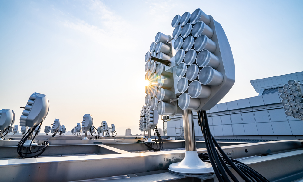 中鐵建設(shè)利用全產(chǎn)業(yè)鏈優(yōu)勢，發(fā)揮“中鐵芯”高端機(jī)電品牌技術(shù)效能，在國內(nèi)站房建設(shè)中首次全面運(yùn)用智能光纖系統(tǒng)。這也是當(dāng)前全國站房光能利用率最高的智能光纖系統(tǒng)，能源利用效率高達(dá)80%，光纖照明覆蓋面積達(dá)7000平方米，預(yù)計(jì)全年節(jié)約用電約72萬度，相當(dāng)于減少565噸二氧化碳排放。圖為該站房所采用的自動跟蹤采光機(jī)。