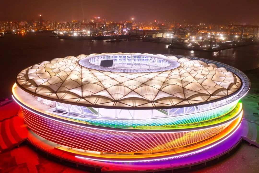 場館設計靈感源于“海浪與海螺”，白日里建筑外立面呈海洋藍色，頂棚呈白色，“藍海白云”寓意大連的海洋文化。夜晚亮燈后，整座球場流光溢彩，燈光系統通過精密排布營造層次感，呈現美輪美奐的海濱風情。