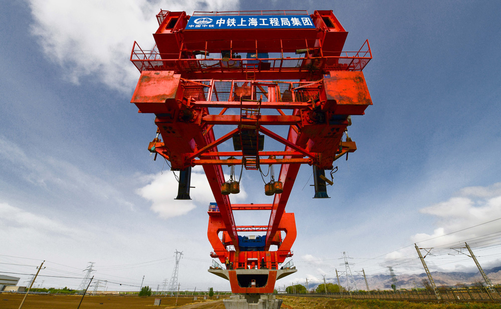 包銀高鐵是國家“八縱八橫”高鐵京蘭通道的重要組成部分，是西北連接東北、華北的交通大動脈和經(jīng)濟大通道，也是國家“十四五”規(guī)劃的102個重大項目之一。項目建成通車后，對新時代推進西部大開發(fā)、黃河流域生態(tài)保護和高質(zhì)量發(fā)展等國家戰(zhàn)略具有重大意義。圖為包銀高鐵跨萬甘鐵路特大橋箱梁架設(shè)施工現(xiàn)場。