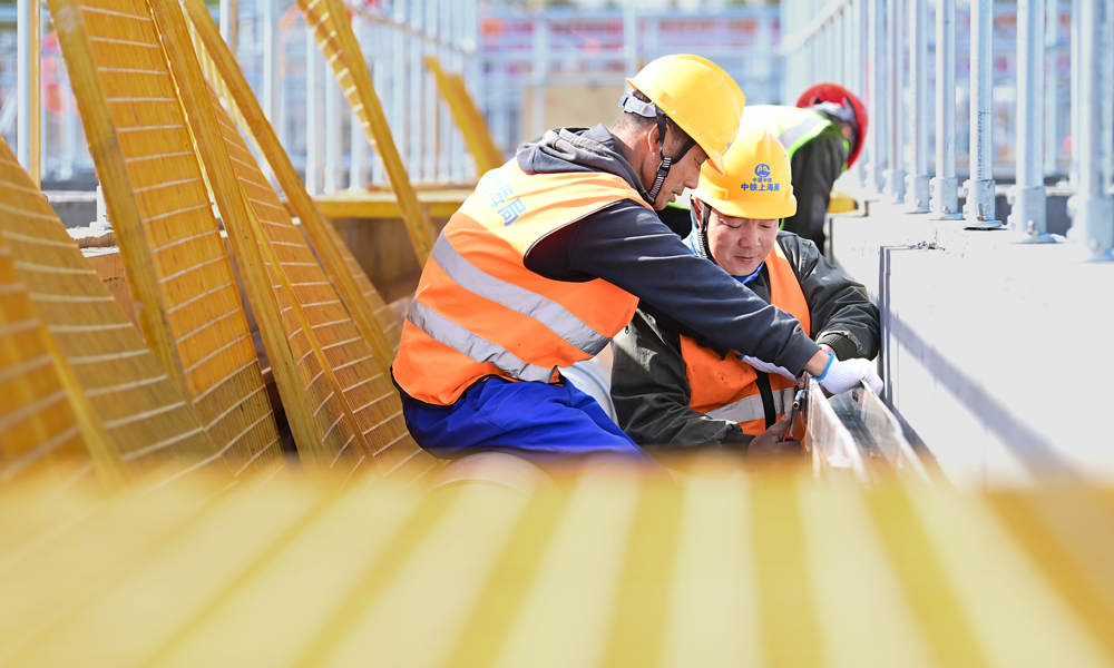 5月13日，工人在零碳產業園工業污水處理廠及水資源再生利用項目施工現場作業。