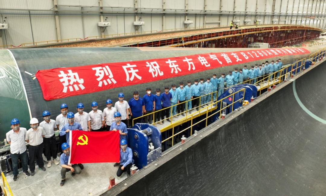 5月28日，東方電氣風電股份有限公司自主研制、擁有完全自主知識產權的B1260A型葉片，在江蘇葉片制造基地順利下線，該葉片長126米，是目前全球已下線的最長風電葉片。同日，東方風電自主研制的B1200A型葉片一次性順利通過靜力試驗，各項測試指標與設計值良好吻合，120米級葉片的材料、結構、工藝及質量控制得到了充分有效驗證。圖為東方電氣B1260A型葉片下線現場。