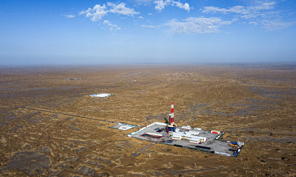 5月30日，中國石油深地塔科1井在塔克拉瑪干沙漠鳴笛開鉆。在深邃的“地宮”尋油找氣，難于攀蜀道，堪比上青天。高溫、高壓、高負(fù)荷疊加帶來的影響，對鉆井裝備、儀器、工作液等提出了嚴(yán)苛要求。要將能源的飯碗牢牢端在自己手里，必須攻克重重難關(guān)。