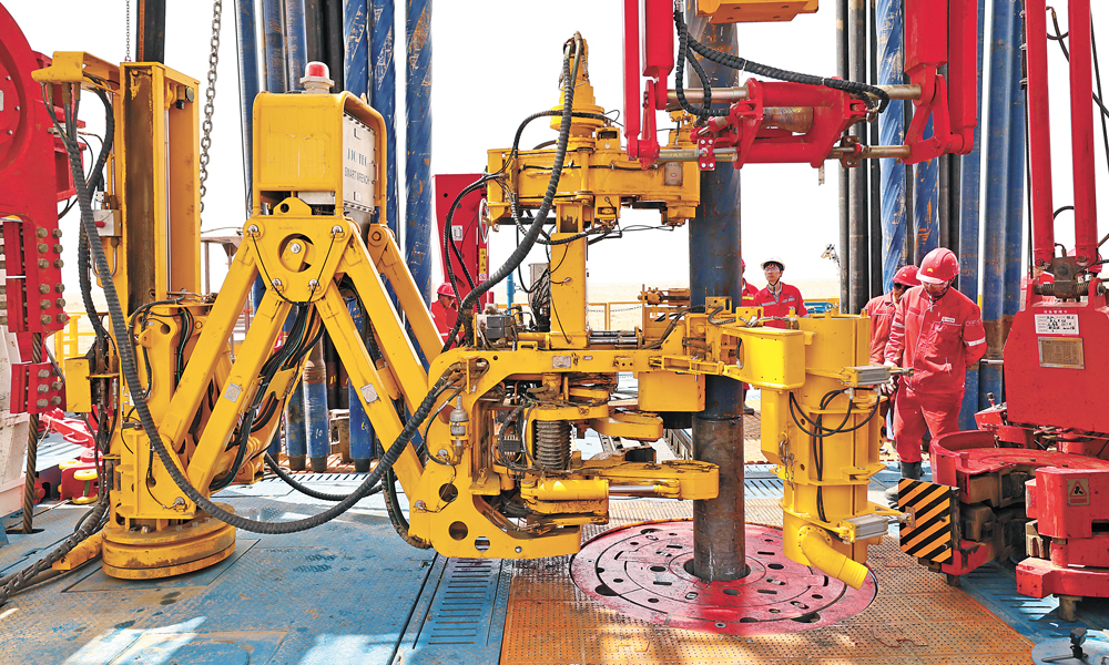 這部量身訂制的全球首臺1.2萬米特深井自動化鉆機(jī)，配備了全套管柱自動化系統(tǒng)、推扶式管柱處理模式、雙司鉆集成控制系統(tǒng)、一鍵式起下鉆操控，在減輕工人勞動強(qiáng)度的同時(shí)，大幅提升了安全標(biāo)準(zhǔn)。同時(shí)，其連續(xù)提升最大鉤載達(dá)900噸，可輕松吊起2架滿載的波音747-8客機(jī)，有效解決了1200多節(jié)上下相連的鉆桿與其他鉆具帶來的高負(fù)荷難題。