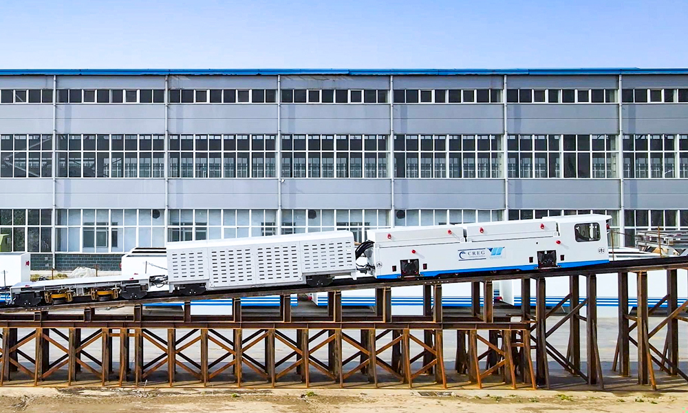 三軌雙模式驅(qū)動液壓運輸編組“攀登者”是水平運輸編組列車的創(chuàng)新產(chǎn)品，解決了零下40攝氏度、狹小空間、超大坡度等多種極端工況下的隧道施工物料運輸難題，同時首創(chuàng)雙重剎車模式，超大坡度下制動性能優(yōu)異。該產(chǎn)品適應(yīng)隧道最大坡度400‰，制動距離小于10米，具備超強爬坡能力、制動平穩(wěn)可靠、驅(qū)動模塊化等功能，適用于抽水蓄能、地鐵、公路、鐵路、電力、引水及礦山等場景的超大坡度施工運輸作業(yè)。