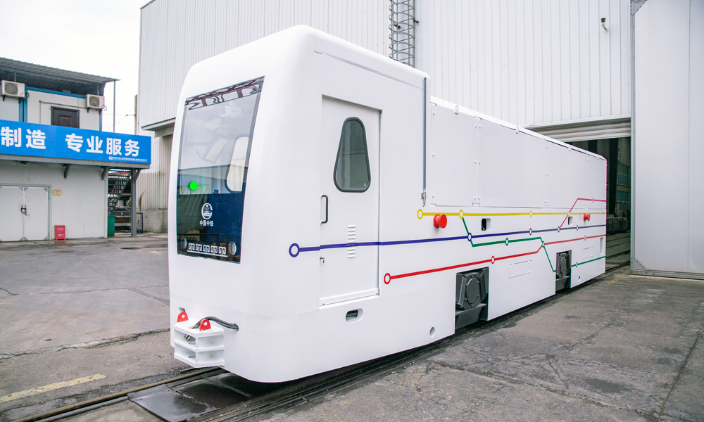 智能化機車編組是一款可實現(xiàn)智能輔助駕駛的機車新產(chǎn)品。工程師運用5G通訊、Wifi、激光雷達(dá)、光學(xué)識別等先進(jìn)技術(shù)，為水平編組列車裝上了“千里眼”，能夠?qū)崿F(xiàn)多模融合無線數(shù)據(jù)傳輸及精準(zhǔn)定位、可視化云邊端協(xié)同運維綜合管理、主動安全避障等諸多智能化功能，為隧道智慧建造提供智能運輸解決方案。