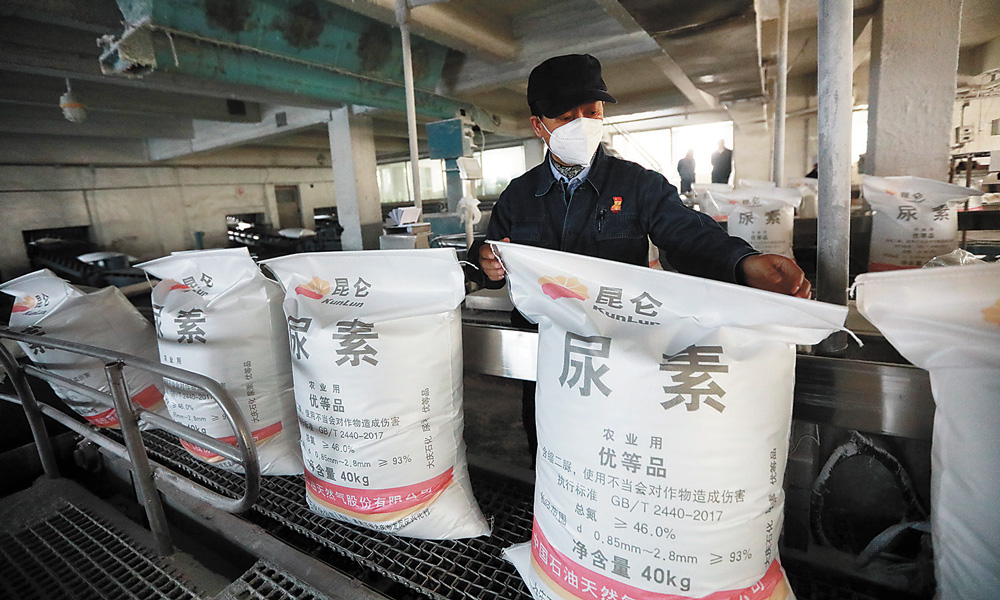 中國石油大慶石化增大原料投入量，全力以赴生產化肥，每天生產化肥1500噸，保障夏種用肥。楊志明 攝