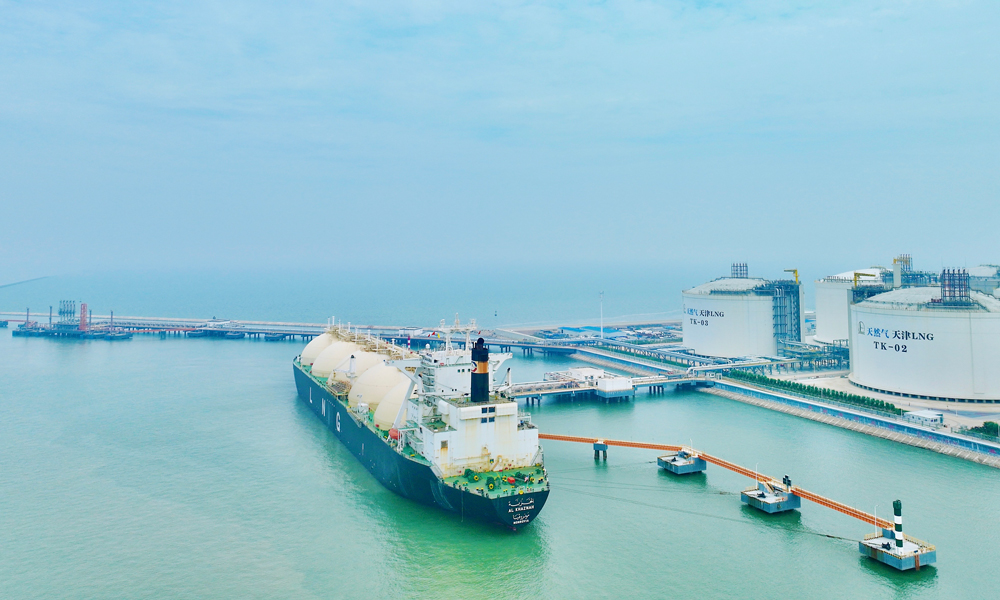 自投產以來，中國石化天然氣分公司天津LNG接收站已累計接卸LNG運輸船478艘次，供氣超370億立方米。圖為近日，“愛可”號LNG運輸船靠泊該站。
