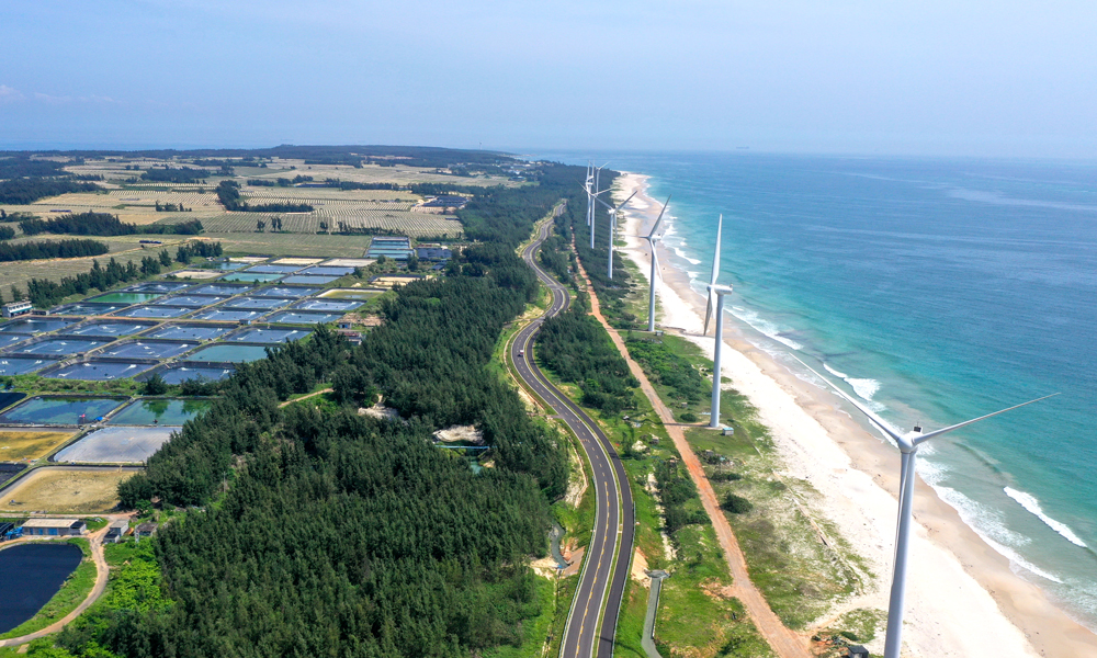 近日，隨著月亮灣連接線瀝青混合料攤鋪完成，中國中鐵旗下中鐵北京局承建的海南環島旅游公路文昌段瀝青路面鋪設全部完工。圖為海南環島旅游公路文昌段。