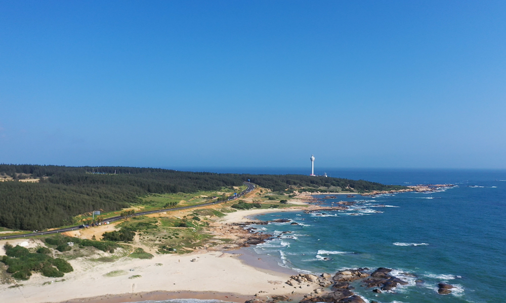 海南環島旅游公路定位為“國家海岸一號風景道”，主線全長約1000公里，其中文昌段主線全長160.5公里、連接線全長97.6公里。自路面施工以來，項目團隊先后克服雨季、原材料運輸等困難，嚴格控制瀝青混合料到場溫度、碾壓溫度、碾壓遍數等施工環節，全力抓質量、搶進度，順利完成了文昌段全線瀝青路面施工任務。圖為海南環島旅游公路文昌段。