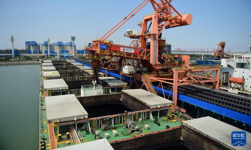 位于渤海灣的河北黃驊港擔負著迎峰度夏電煤保供任務，近期，國家能源集團黃驊港務公司優化生產接續，做好高溫、高濕環境下機組設備日常維護和檢查，提高船舶進出效率，保障電煤運輸。圖為6月27日，黃驊港煤炭港區裝船機為船舶裝運電煤。新華社發（傅新春 攝）