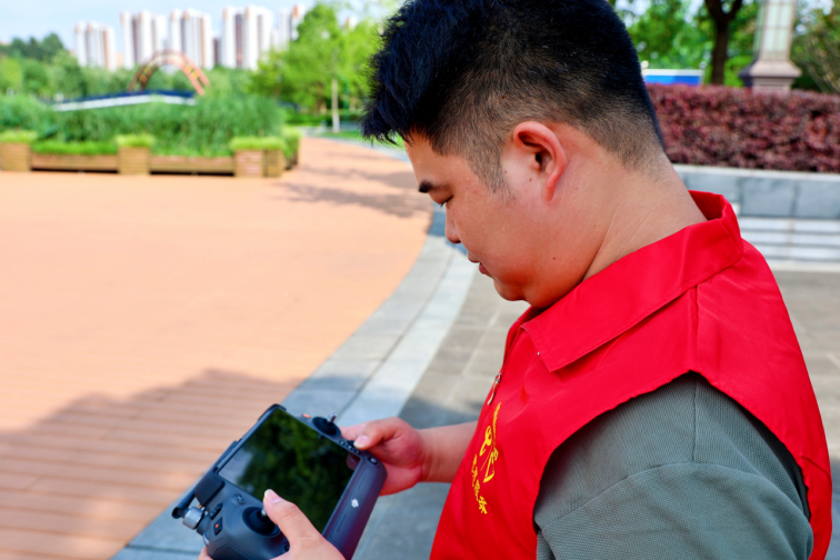 近日，中國(guó)電信工作人員在如皋龍游湖生態(tài)公園完成5G+無人機(jī)試飛交付工作。