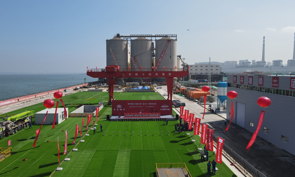 本次始發(fā)的“國信號(hào)”服務(wù)隧道盾構(gòu)機(jī)開挖直徑8.18米，主機(jī)總長180米，總重1686噸，配置了伸縮式主驅(qū)動(dòng)、伸縮式開挖加監(jiān)視系統(tǒng)、泥漿循環(huán)系統(tǒng)、SAMSON保壓系統(tǒng)等一系列智能系統(tǒng)，還應(yīng)用了同步雙液注漿、同步拼裝等多項(xiàng)前沿技術(shù)。主軸承配備4道外密封和3道內(nèi)密封，可承受最大開挖面壓力達(dá)到1.2兆帕，以確保安全平穩(wěn)掘進(jìn)。同時(shí)，建設(shè)團(tuán)隊(duì)根據(jù)建設(shè)條件和項(xiàng)目特點(diǎn)，設(shè)計(jì)采用高強(qiáng)高抗?jié)B性的鋼筋鋼纖維混凝土管片，并通過預(yù)制箱涵特殊設(shè)計(jì)，首次在8米級(jí)盾構(gòu)內(nèi)實(shí)現(xiàn)下部結(jié)構(gòu)同步施工，為工程安全高效的建設(shè)提供了技術(shù)保障。圖為始發(fā)儀式現(xiàn)場(chǎng)。