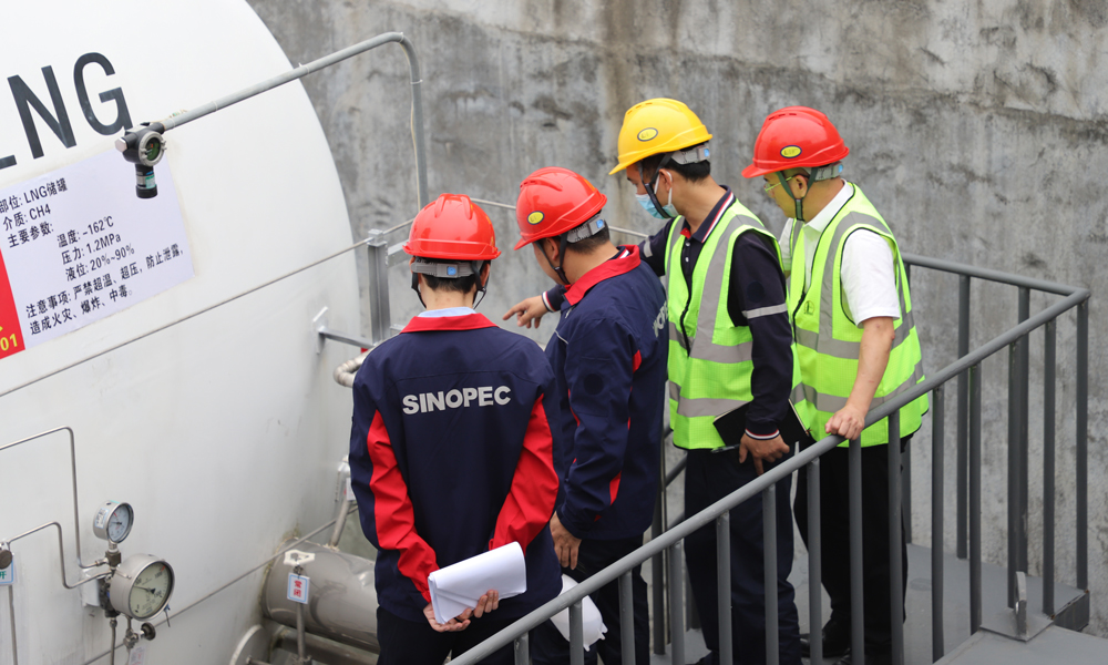 中國石化廣東石油對全省LNG加氣站和點供站的設備開展安全檢查。圖為近日，廣東石油工作人員對加氣站罐區開展安全檢查。陳思婷 攝