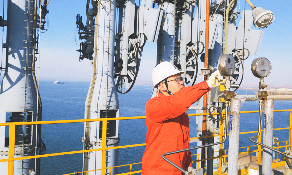 中國石化天然氣分公司青島LNG接收站加強對重點區域、關鍵設備的巡檢力度。圖為近日，工作人員關注運行參數，對碼頭區域LNG卸料管線進行檢查。鄭浩南 攝