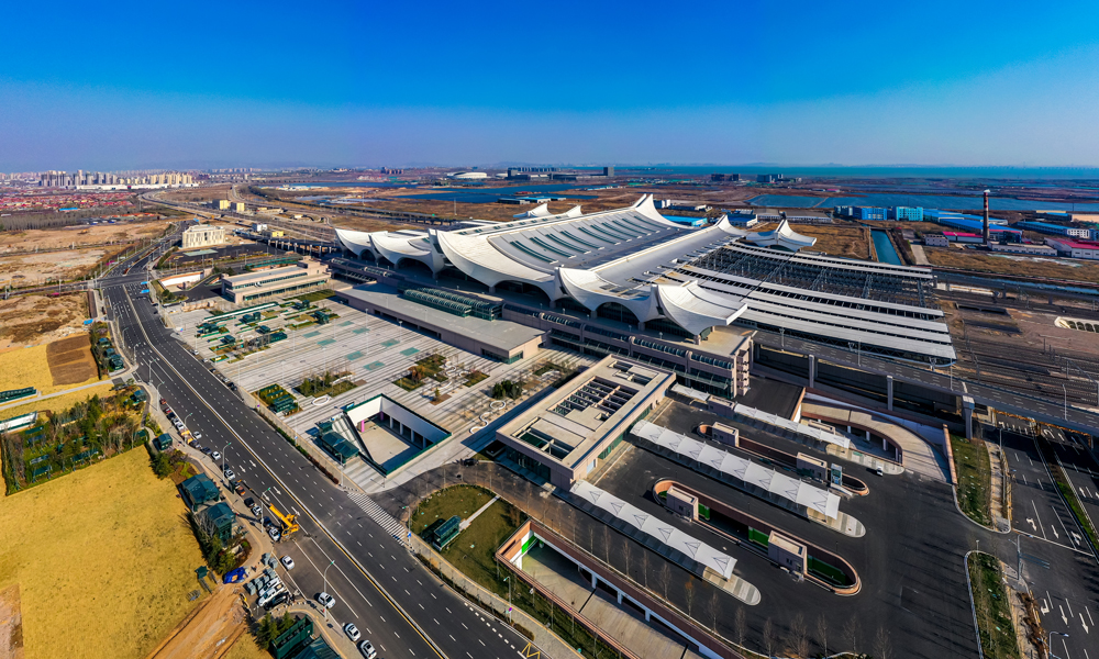 濟青高鐵紅島站位于青島市城陽區，緊鄰膠州灣，距海不足兩公里，是濟青高鐵終點站，站房面積共7萬平方米，站場設計規模10臺20線，采用線上式布置，由下至上分別為出站層、廣場層、站臺層、高架候車層及旅服夾層，是山東省第二大、青島市最大的高鐵站。
