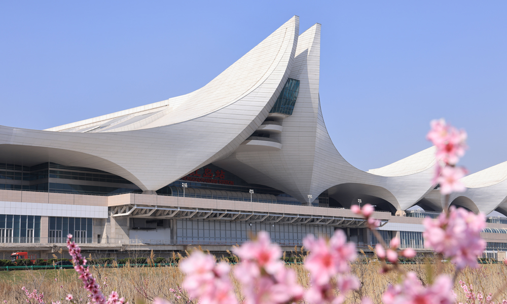 濟青高鐵紅島站開通后，將成為融合高鐵、城際鐵路、地鐵、城市公交和出租車等諸多功能的大型綜合性交通樞紐，實現2小時覆蓋山東全省、3小時到達京滬的交通網絡體系，預計2030年出行總量達2000萬人次以上，高峰值每小時能達到8800人次，為國家級特等高鐵車站。