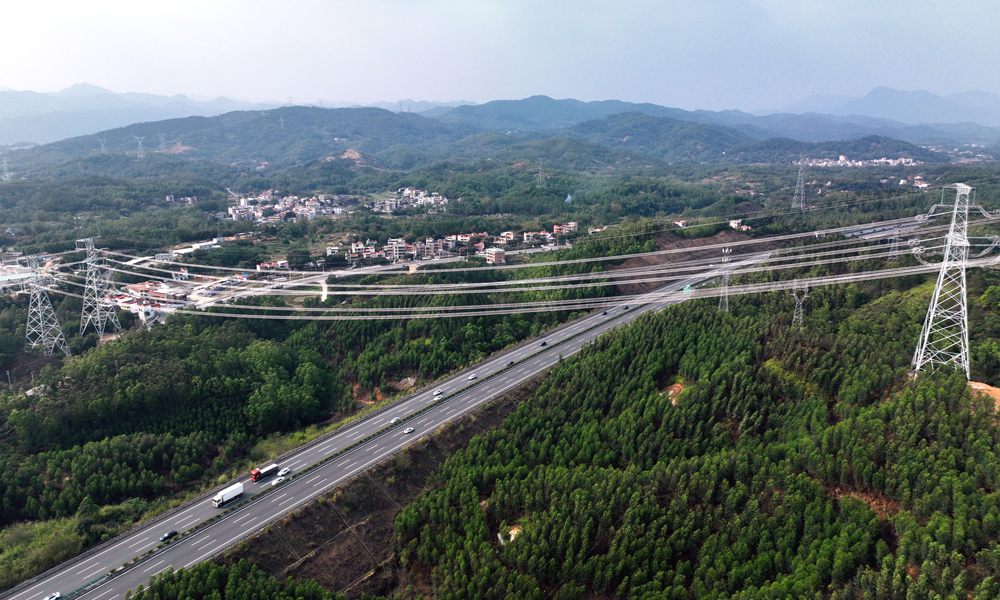 粵港澳大灣區(qū)500千伏外環(huán)東段工程主要包括新建500千伏開(kāi)關(guān)站1座，擴(kuò)建500千伏開(kāi)關(guān)站間隔6個(gè)，新建線路長(zhǎng)度388千米。