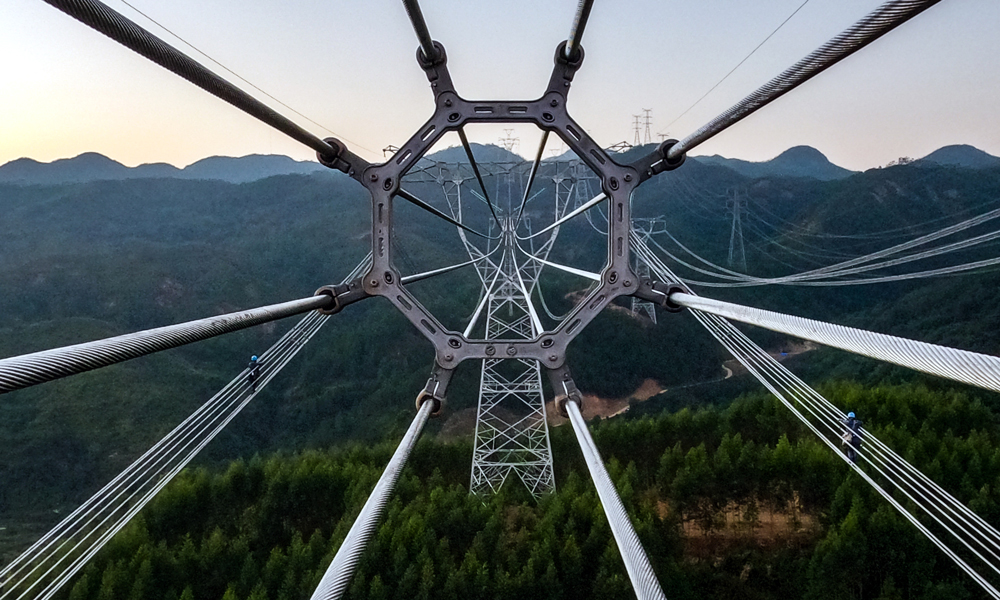 粵港澳大灣區(qū)500千伏外環(huán)東段工程采用眾多創(chuàng)新工藝技術(shù)和設(shè)備，在國(guó)內(nèi)首次應(yīng)用500千伏室內(nèi)8000安GIS設(shè)備以及500千伏室外8000安HGIS設(shè)備，并在南方電網(wǎng)首次創(chuàng)新應(yīng)用八分裂導(dǎo)線。