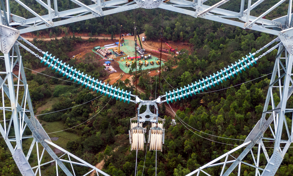 該工程的投產(chǎn)，提高了廣東電網(wǎng)東西斷面輸電能力，可增加約360萬(wàn)千瓦輸送容量，進(jìn)一步發(fā)揮粵港澳大灣區(qū)外環(huán)電力調(diào)配平臺(tái)功能，支撐廣東目標(biāo)網(wǎng)架東部片區(qū)建設(shè)、解決粵東沿海骨干電源接入。