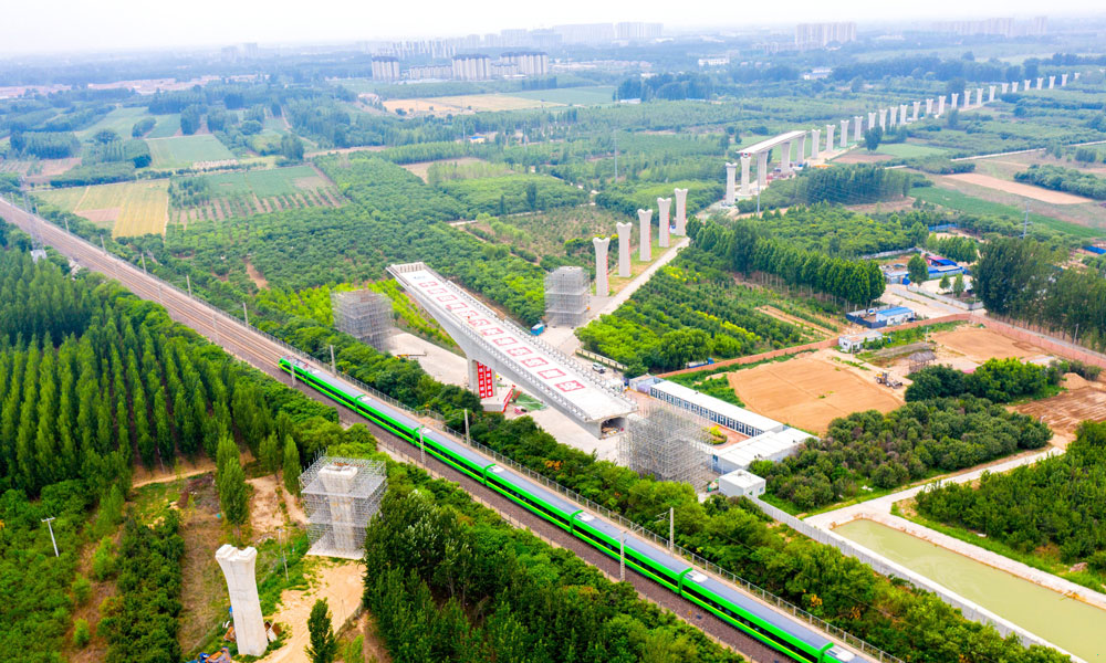 雄安新區(qū)至北京大興國際機場快線途經雄安新區(qū)、保定市區(qū)、廊坊市霸州市及永清縣，是雄安新區(qū)規(guī)劃軌道快線網中的主干線。項目建成后，雄安將實現30分鐘到北京大興機場、1小時到北京麗澤商務區(qū)，對于構建京雄一小時都市圈、增強雄安新區(qū)對北京非首都功能疏解的吸引力、促進京津冀協同發(fā)展具有重要意義。圖為跨京九鐵路轉體梁轉體前航拍。