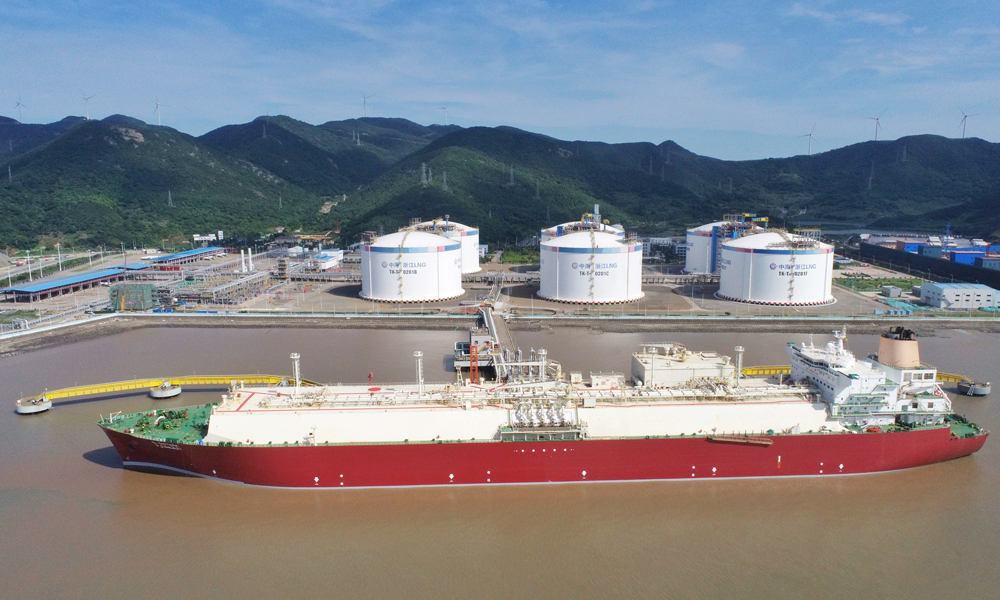 目前正值迎峰度夏供氣關鍵時期，中國海油浙江LNG強化資源配置，科學調度氣量，全力做好電力保障工作。圖為近日，來自卡塔爾的LNG運輸船“加拉塔”號在中海洋石油集團有限公司寧波“綠能港”浙江LNG接收站碼頭順利完成9.4萬噸LNG貨物卸載，這標志著中國海油所屬的中海浙江寧波液化天然氣有限公司保稅倉庫累計進口量突破100萬噸，同時創下保稅LNG單次接卸量新高。