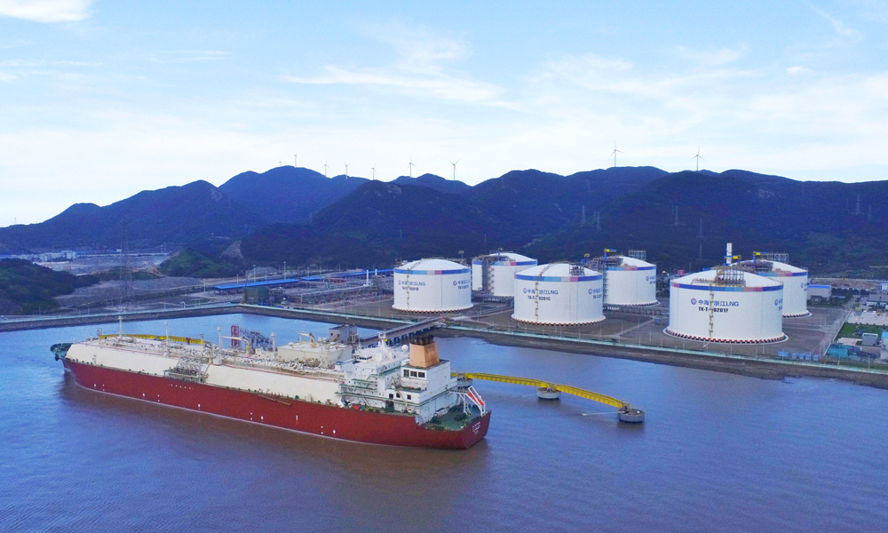 近日，來自卡塔爾的LNG運輸船“加拉塔”號正在中國海油浙江LNG接收站碼頭開展卸貨作業。