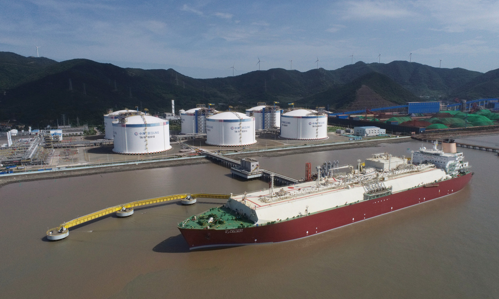 近日，來自卡塔爾的LNG運輸船“加拉塔”號正在中國海油浙江LNG接收站碼頭開展卸貨作業。