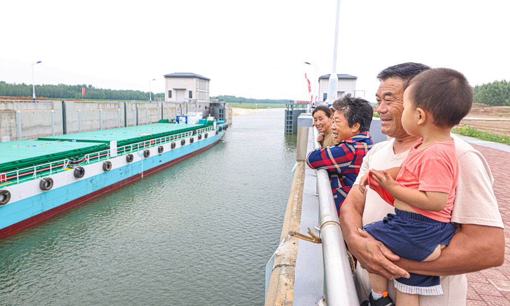 據悉，全線復航后，可實現海河聯運，各類千噸級船舶通過小清河橫穿濟南、濱州、淄博、東營、濰坊五座城市直通海洋，將有力帶動山東省新舊動能轉換和產業轉型升級，對進一步促進沿線五地市經貿融合，提升山東省交通服務水平，對構建山東省綜合立體交通體系，建設交通強國山東示范區具有重要意義。圖為小清河附近村民前來觀看空載試航。