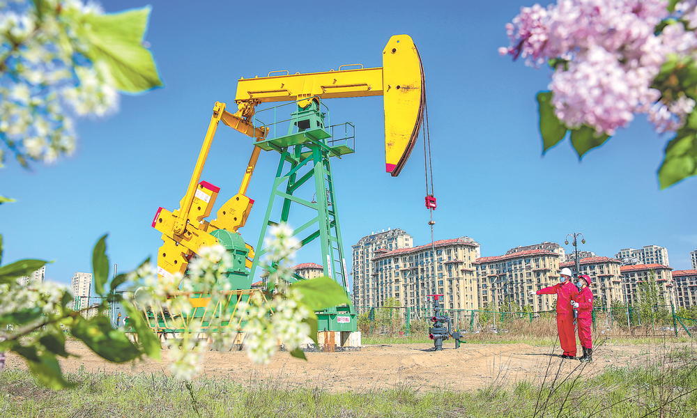 長期以來，中國石油堅持把節(jié)能作為“第一能源”，通過加快結構調(diào)整、實施技術改造、強化源頭把關和過程管控、推動新能源規(guī)模化發(fā)展等措施，加快向“油氣熱電氫”綜合能源公司轉變。恰逢第33個全國節(jié)能宣傳周，連日來，中國石油各單位結合2023年上半年企業(yè)開展的提質(zhì)增效及節(jié)能降耗技術攻關，深入分析用能存在的不足，并提出節(jié)能優(yōu)化措施，提升節(jié)能能力。