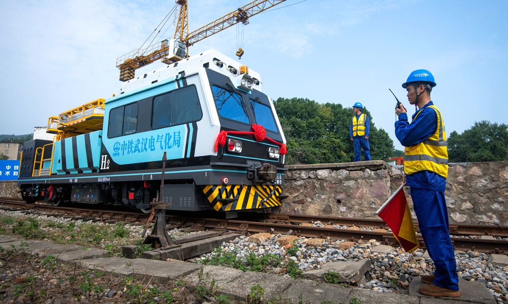 7月18日，中國中鐵旗下中鐵武漢電氣化局研發(fā)的國內(nèi)首臺氫能源地鐵施工作業(yè)車在湖北襄陽下線。該作業(yè)車長11.4米、寬2.56米、高3.58米，整備質(zhì)量27噸，最大載重3噸，采用氫燃料電池與鋰電池混合動力系統(tǒng)提供牽引動力，最大功率220千瓦，設(shè)計時速80公里。該施工作業(yè)車具有容量50公斤的儲供氫系統(tǒng)，加注30分鐘氫氣即可實現(xiàn)單機連續(xù)運行32小時。
