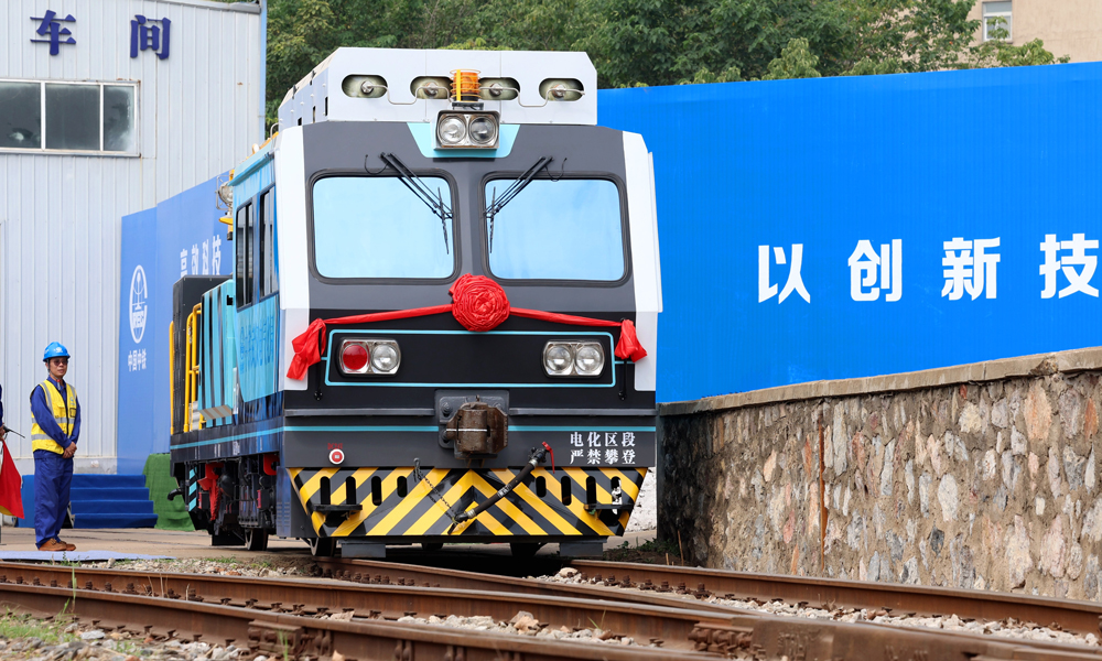 與傳統(tǒng)燃油作業(yè)車相比，氫能源地鐵施工作業(yè)車擺脫了以傳統(tǒng)柴油機為核心的驅(qū)動系統(tǒng)，產(chǎn)生的噪音大大降低，燃料電池運行過程中的排放物為水，有效降低了二氧化碳和其他污染物的排放，可應(yīng)用于地鐵、隧道、礦山等相對密閉的環(huán)境，全生命周期可累計減少碳排放225噸。同時，車輛的能量密度更高、使用壽命更長，進一步降低了車輛使用成本和維護成本。