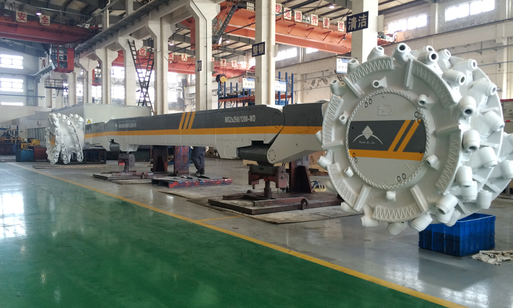 近日，中國煤炭科工上海研究院“適應最小采高1.3m煤層大功率自適應采煤機關鍵技術研究及應用”項目在國家能源集團神東煤炭公司石圪臺煤礦成功應用，創造了最低1.3m煤層年產260萬噸的世界紀錄。該系列采煤機的研制成功，一舉奠定了我國薄煤層采煤機的世界領先地位。