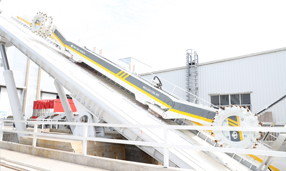 該項目首創了滿足最小采高1.3m、牽引速度20m/min、年產量300萬噸、智能化結構集成的總體技術；發明了具有減速箱軸承及齒輪雙向循環潤滑系統的高功率密度搖臂；開發了高適應性、高精度記憶截割技術和滿足多維度姿態動態補償的自適應截割模式，科技成果達到國際領先水平。近三年，項目研制的1200系列采煤機已在企業推廣應用70余臺，應用效果良好。圖為中國煤炭科工研制的薄煤層采煤機在試驗裝載上進行性能測試。