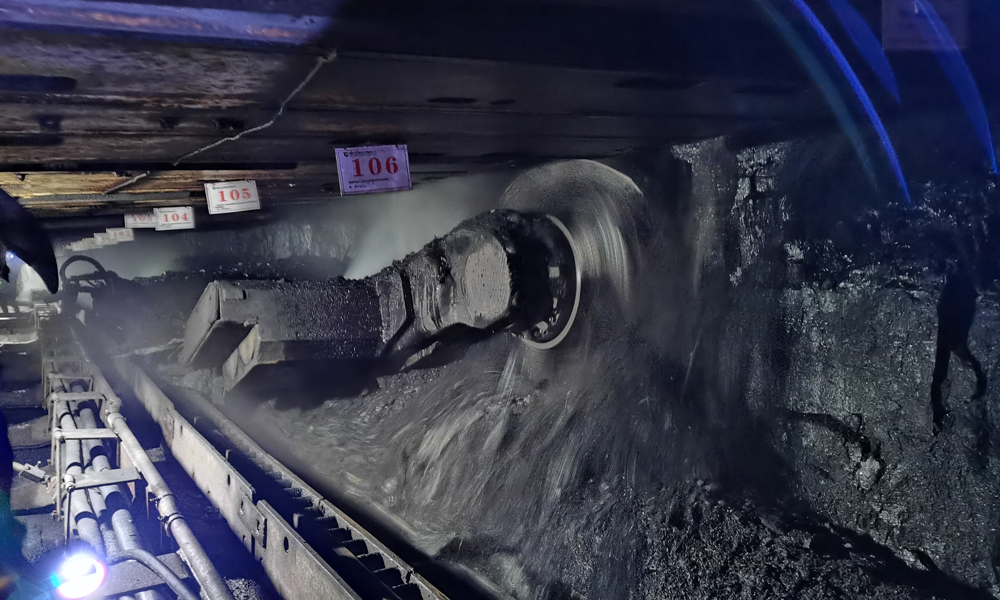 近日，中國煤炭科工研制的薄煤層采煤機在工作面現場高效生產。