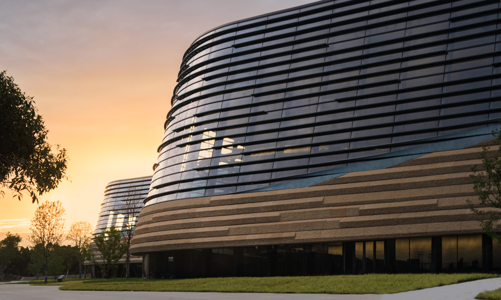 古蜀青銅面具通過極富表現(xiàn)力的眼睛，仿佛在與觀眾進行一場穿越時空的對話，因此三星堆博物館新館將“眼睛”作為建筑內(nèi)部公共空間與外部遺址園區(qū)對話的窗口。建筑外立面選用了超白超透的玻璃作為“眼睛”的表面。而在玻璃外層，安裝了經(jīng)過特殊處理、與出土文物質(zhì)感色彩一致的青銅遮陽板。堆體部分則采用干掛米黃石板，與外立面形成虛實對比。于是，一個從大地中升起、朝向遺址凝望的“古蜀之眼”就此成形。